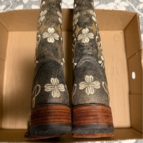 9.5 Circle G Tan Leather Boots with Black Soles - Picture 4 of 8